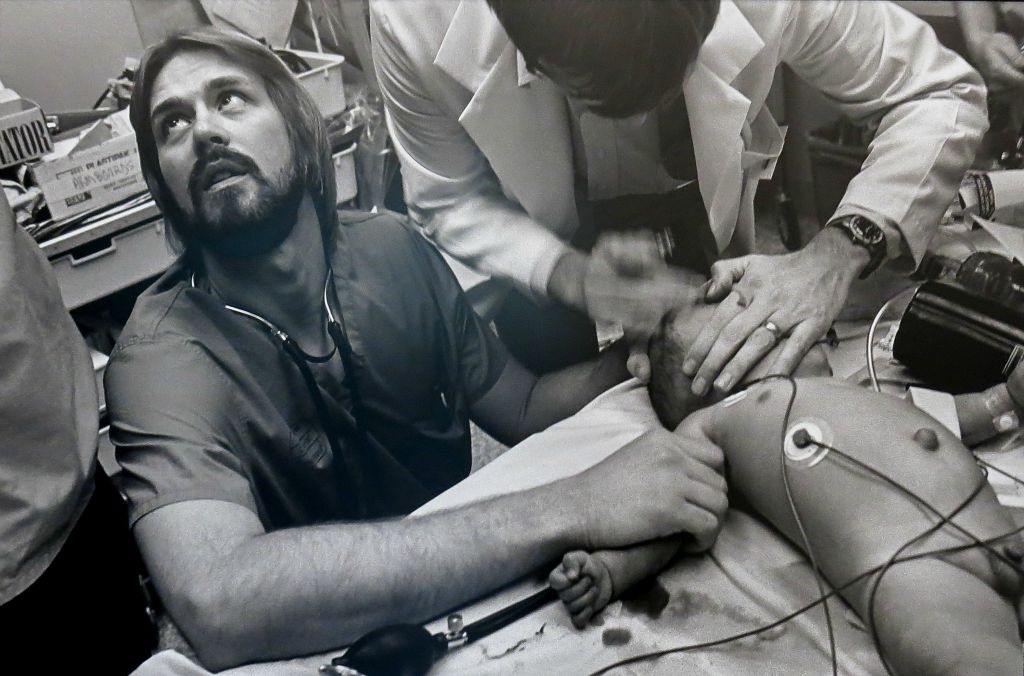 Médecins urgentistes tentant de sauver un bébé (Denver en 1985)